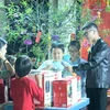inh viên, học sinh Việt Nam tại Cuba chơi hái hoa dân chủ và quay sổ xố gây quỹ cho các hoạt động của Đoàn TNCS Hồ Chí Minh tại Cuba. (Ảnh: Mai Phương/TTXVN)