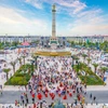 Quảng trường Kinh đô Ánh sáng rộng 3,2 ha với cột tượng Thần Ánh sáng cao 50 m là biểu tượng cho sự thịnh vượng của Vinhomes Ocean Park 2 nói riêng và toàn Ocean City nói chung
