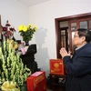 Thủ tướng Phạm Minh Chính dâng hương tưởng niệm cố Thủ tướng Phạm Văn Đồng. (Ảnh: Dương Giang/TTXVN)