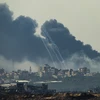 Khói bốc lên sau các vụ oanh tạc của Israel xuống Dải Gaza ngày 1/12/2023. Ảnh: AFP/TTXVN