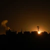 Khói bốc lên sau cuộc không kích của Israel xuống thành phố Rafah, Dải Gaza ngày 12/2/2024. (Ảnh: AFP/TTXVN)