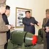 Nhà lãnh đạo Triều Tiên Kim Jong-un (giữa) trong chuyến thăm Viện vũ khí hạt nhân ở Bình Nhưỡng ngày 27/3/2023. (Ảnh: YONHAP/TTXVN)