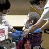 Nhân viên y tế tiêm chủng vaccine ngừa COVID-19 cho người dân tại Tokyo, Nhật Bản. (Ảnh: Kyodo/TTXVN)