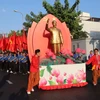 Đoàn diễu hành hình tượng Chủ tịch Hồ Chí Minh đi qua đường Hải Thượng Lãn Ông (Quận 5). (Ảnh: Thu Hương/TTXVN)