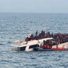 Một chiếc thuyền chở người di cư. (Ảnh: AFP/TTXVN)