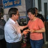 Chủ tịch UBND thành phố Cần Thơ Trần Việt Trường thăm hỏi, trao tiền hỗ trợ cho đại diện Cơ sở sửa chữa, mua bán phụ tùng ôtô Kim Thu. (Ảnh: Thanh Liêm/TTXVN)