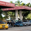 Người dân chờ đổ xăng cho các phương tiện tại trạm xăng ở La Habana, Cuba, ngày 31/1/2024. Ảnh: AFP/TTXVN