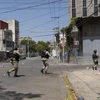 Cảnh sát Haiti trong chiến dịch truy quét các băng đảng tội phạm tại Port-au-Prince ngày 3/3/2023. (Ảnh: AFP/TTXVN)