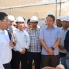 Bộ trưởng Bộ Giao thông vận tải Nguyễn Văn Thắng kiểm tra tiến độ Dự án Đường bộ cao tốc Vân Phong-Nha Trang. (Ảnh Đặng Tuấn/TTXVN)