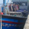 8 ngư dân trên tàu cá Bình Định BĐ 92155 TS bị chìm được tàu cá mang số hiệu BĐ 94580 TS ứng cứu đưa về bờ an toàn. (Ảnh: TTXVN phát)