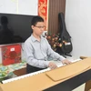 Nguyễn Vũ Duy Anh tập đàn piano. (Ảnh: Nguyên Dung/TTTXN)