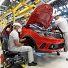 Công nhân lắp ráp ô tô tại một nhà máy của hãng Fiat-Chrysler ở Betim, Brazil. (Ảnh: REUTERS/TTXVN)