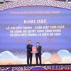 Chủ tịch UBND tỉnh Hải Dương Triệu Thế Hùng trao Quyết định công nhận di tích kiến trúc nghệ thuật quốc gia đền Tranh là điểm du lịch. Ảnh: Mạnh Minh - TTXVN