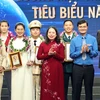 Quyền Chủ tịch nước Võ Thị Ánh Xuân với các Gương mặt trẻ Việt Nam tiêu biểu và Gương mặt trẻ triển vọng. (Ảnh: Thống Nhất/TTXVN)