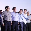 Thủ tướng Phạm Minh Chính khảo sát tuyến đê biển Gò Công, tỉnh Tiền Giang. (Ảnh: Dương Giang/TTXVN)