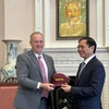 Phó Hiệu trưởng Đại học bang Arizona Jeffrey Goss tặng quà lưu niệm cho Bộ trưởng Bùi Thanh Sơn. (Ảnh: Kiều Trang/TTXVN)
