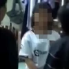 Nữ sinh lớp 10 bị một nhóm nữ sinh lạ mặt hành hung trong ký túc xá (ảnh cắt từ Clip). (Nguồn: Báo Công Luận)