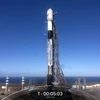 Tên lửa đẩy Falcon 9 của Công ty vũ trụ SpaceX mang theo vệ tinh trinh sát quân sự đầu tiên của Hàn Quốc chuẩn bị rời bệ phóng tại Căn cứ Lực lượng vũ trụ Vanderberg ở bang California (Mỹ) ngày 1/12/2023. (Ảnh: AFP/TTXVN)
