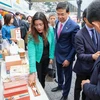 Đại sứ Việt Nam tại Nhật Bản Phạm Quang Hiệu thăm gian hàng thủ công mỹ nghệ của tỉnh Ishikawa. (Ảnh: Xuân Giao/TTXVN)