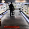 Người dân mua sắm tại siêu thị ở Duesseldorf, Đức. (Ảnh: AFP/TTXVN)