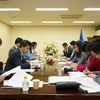 Thứ trưởng Lê Thị Thu Hằng chủ trì tọa đàm với các chuyên gia, trí thức Việt Nam tại Nhật Bản. (Ảnh: TTXVN phát)