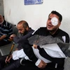Người đàn ông bị thương ôm thi thể một nạn nhân sau vụ không kích của Israel xuống thành phố Rafah, miền Nam Gaza ngày 4/4/2024. (Ảnh: THX/TTXVN)