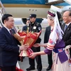 Thiếu nữ tỉnh Vân Nam tặng hoa chào đón Chủ tịch Quốc hội Vương Đình Huệ và Đoàn đại biểu cấp cao Việt Nam tại Sân bay quốc tế Trường Thủy Côn Minh. (Ảnh: Nhan Sáng/TTXVN)