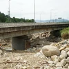Đợt sạt lở tháng 10/2022 khiến hàng trăm khối đá lớn, nặng hàng tấn nằm ngổn ngang dưới gầm cầu khu vực suối Lương chảy qua đường dẫn phía Nam hầm Hải Vân. (Ảnh: Quốc Dũng/TTXVN)