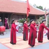 Các nghệ nhân làng Xoan gốc biểu diễn Hát Xoan tại Đình Hùng Lô, xã Hùng Lô, thành phố Việt Trì đã thu hút đông đảo người dân và du khách tham gia. (Ảnh TTXVN phát)