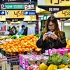 Người dân mua sắm tại siêu thị ở tỉnh Sơn Đông, Trung Quốc. (Ảnh: THX/TTXVN)