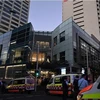 Cảnh sát phong tỏa bên ngoài trung tâm thương mại Westfield Bondi Junction ở Sydney, nơi xảy ra vụ tấn công bằng dao, ngày 13/4/2024. (Ảnh: AP/TTXVN)