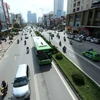 Xe buýt nhanh BRT lưu thông trên đường phố. (Ảnh: Huy Hùng/TTXVN)