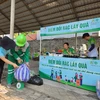 Người dân Huế đưa rác đến đổi quà tại Ngày hội giảm nhựa tại Thừa Thiên-Huế năm 2024. (Ảnh: Mai Trang/TTXVN)