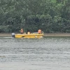 Lực lượng cứu hộ rà soát tại khu vực sông Chanh gần nơi các ngư dân gặp nạn. (Ảnh: TTXVN phát)