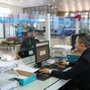 Cán bộ hải quan cửa khẩu Hữu Nghị (Lạng Sơn) tiếp nhận, xử lý tờ khai hải quan của doanh nghiệp. (Ảnh: Quang Duy/TTXVN)
