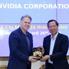 Chủ tịch UBND Thành phố Hồ Chí Minh Phan Văn Mãi tặng quà lưu niệm cho lãnh đạo Tập đoàn NVIDIA. (Ảnh: Tiến Lực/TTXVN)