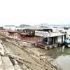 Cảng tàu Quan Lạn (huyện Vân Đồn, Quảng Ninh) thường bị triều kiệt, các tàu lớn khó cập cảng đón trả khách. (Ảnh: TTXVN phát)