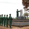 Cán bộ chiến sỹ Đồn biên phòng Tân Phú (Bộ đội Biên phòng tỉnh Tây Ninh) kiểm tra hiện trạng cột mốc giới quốc gia. (Ảnh: Minh Phú/TTXVN)