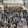 Hành khách chờ khởi hành tại sân bay Haneda ở Tokyo (Nhật Bản) ngày 27/4/2024. (Ảnh: Kyodo/TTXVN)