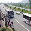 Xe khách dừng đón khách tại km26 trên tuyến cao tốc Nội Bài-Lào Cai (gần nút giao IC04 thuộc tỉnh Vĩnh Phúc). (Ảnh: Hoàng Hùng/TTXVN)