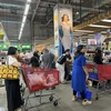 Người dân mua hàng tại siêu thị Grand Lucky, Indonesia. (Ảnh: Đỗ Quyên/TTXVN)