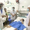 Đoàn công tác của Bộ Y tế đến thăm hỏi, động viên bệnh nhân đang điều trị tại Bệnh viện Nhi đồng Đồng Nai liên quan vụ nghi ngộ độc thực phẩm khiến 518 người nhập viện cấp cứu. (Ảnh: Lê Xuân/TTXVN)