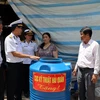 Trao tặng bồn chứa nước cho người dân bị ảnh hưởng hạn mặn tại xã Thiện Mỹ, huyện Trà Ôn, tỉnh Vĩnh Long. (Ảnh: Phạm Minh Tuấn/TTXVN)