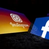 Biểu tượng của trang mạng xã hội Facebook và Instagram trên màn hình điện thoại thông minh và máy tính bảng. (Ảnh: AFP/TTXVN)