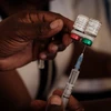 Một điểm tiêm vaccine ngừa bệnh sốt rét tại Gisambai, Kenya. (Ảnh: AFP/TTXVN)