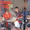 Người dân mua bán vàng trên phố Trần Nhân Tông trưa 10/5. (Ảnh: Hoàng Hiếu/TTXVN)
