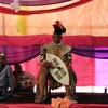Inkosi Paseka Mzizi khoác lên mình chiếc áo da báo, biểu tượng của lãnh đạo truyền thống tại Nam Phi. (Ảnh: Hồng Minh/TTXVN )