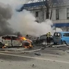 Các phương tiện bốc cháy sau vụ tấn công tại thành phố Belgorod của Nga nằm cách biên giới Ukraine khoảng 40km, ngày 30/12/2023. (Ảnh: AFP/TTXVN)
