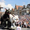 Điểm nhấn của lễ hội này là cuộc diễu hành của những con mèo khổng lồ được làm từ giấy bồi, mô phỏng lại những sự kiện lịch sử và truyền thuyết nổi tiếng của Ypres. (Ảnh: Hương Giang/TTXVN)