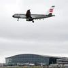 Máy bay của Hãng hàng không British Airways chuẩn bị hạ cánh xuống sân bay Heathrow ở London, Anh. (Ảnh: AFP/TTXVN)